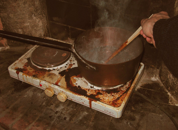 22-Cooking the oil varnish-nicolas-gilles-violin-maker-montpellier-villeneuvette-france