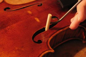 23-Adjusting the sound post-nicolas-gilles-violin-maker-montpellier-villeneuvette-france