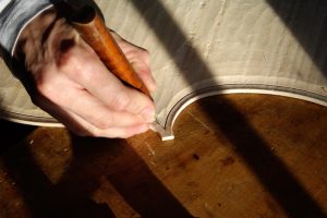 8-Cutting the purfling channel-nicolas-gilles-violin-maker-montpellier-villeneuvette-france