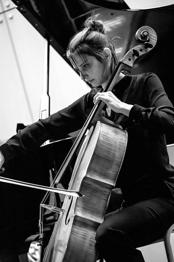 Eléonore Bernhardt, Paris, France.Violoncelliste du trio Oriolus, professeur à l'école de musique Musiques Ensemble Paris XX, et intervenante musicienne à Démos.